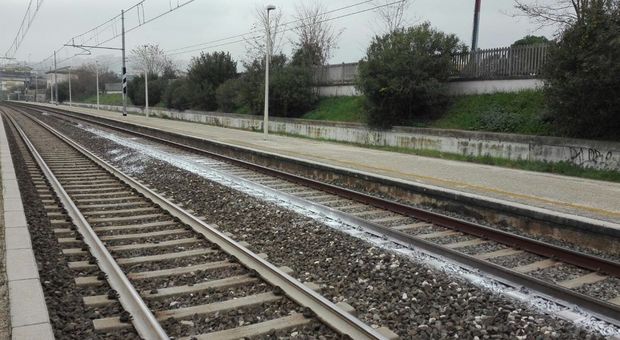 Trentaquattrenne si sdraia sui binari e tenta il suicidio più volte, fermati i treni