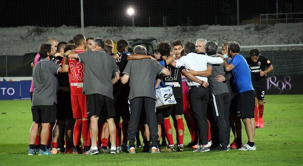 I giocatori dell'Ascoli al termine della partita contro il Crotone terminata 1-1