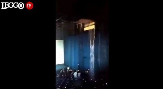 Crolla soffitto del cinema: nove feriti. In sala arriva una cascata d'acqua -GUARDA