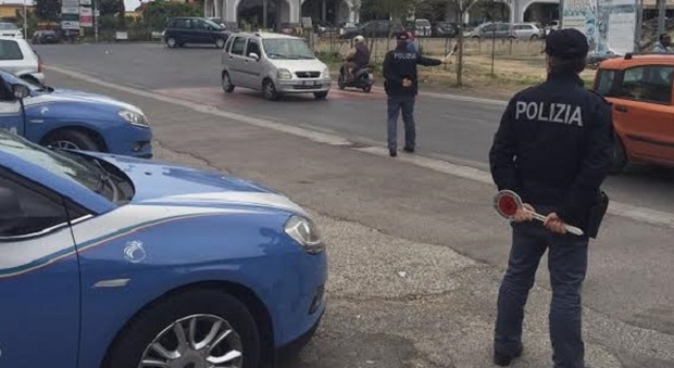 Giugliano, la polizia scopre 4 auto rubate al centro storico