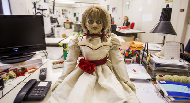 La bambola Annabelle a Napoli torna a terrorizzare i suoi fan