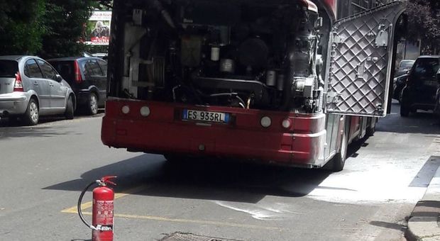 Prati, un altro bus rischia di prendere fuoco: il conducente interviene con l'estintore