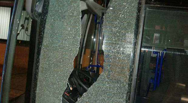 Il vetro rotto di un bus in un precedente danneggiamento