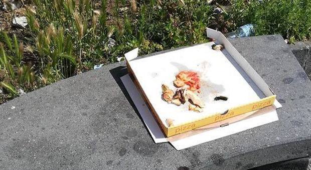 Parte male l'estate sulla Litoranea di Torre del Greco: incivili lasciano la pizza nelle aiuole