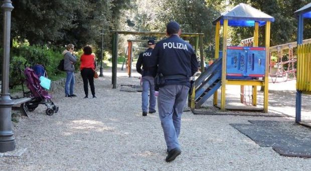 Tenta di rapire una bimba di 9 anni al parco di Albano per violentarla: il bruto è recidivo