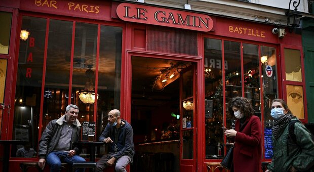 Covid, stretta a Parigi: bar chiusi e restrizioni per i ristoranti. La città in "zona scarlatta"