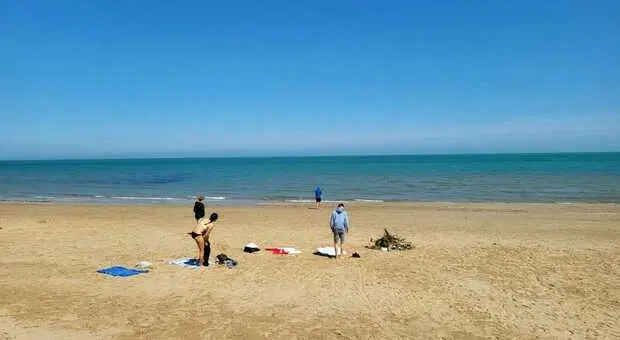 La spiaggia va rimpolpata e intanto a Pesaro c'è chi si fa il bagno di Pasqua