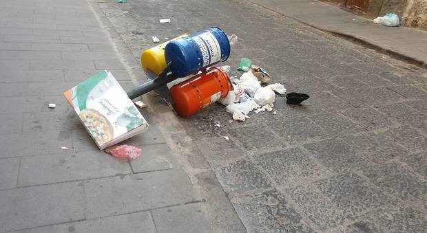 Emergenza rifiuti, pugno duro: multe alla ditta Nu e ai cittadini