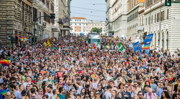Roma Pride, al corteo striscioni contro Salvini e Lega: «Governo vuole cancellare famiglie arcobaleno»