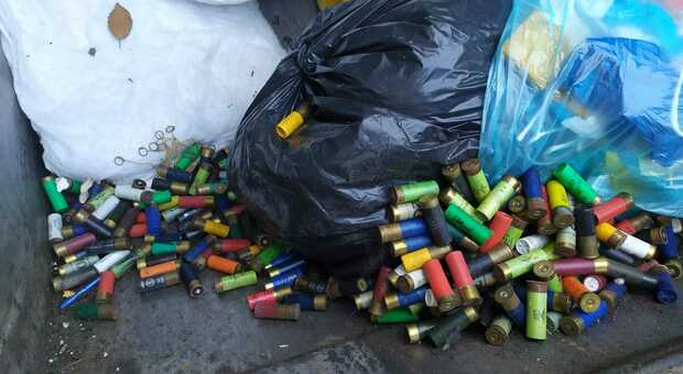 Tra i rifiuti un sacco pieno di munizioni, attimi di tensione tra gli operatori ecologici di Picenambiente