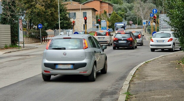 L'incrocio semaforico di via Cortonese