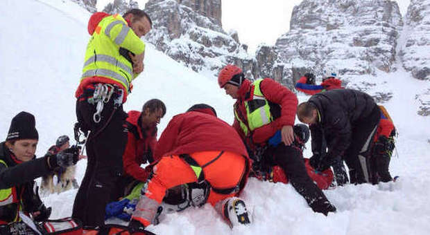 I soccorsi agli sciatori rimasti travolti (foto del Soccorso alpino)