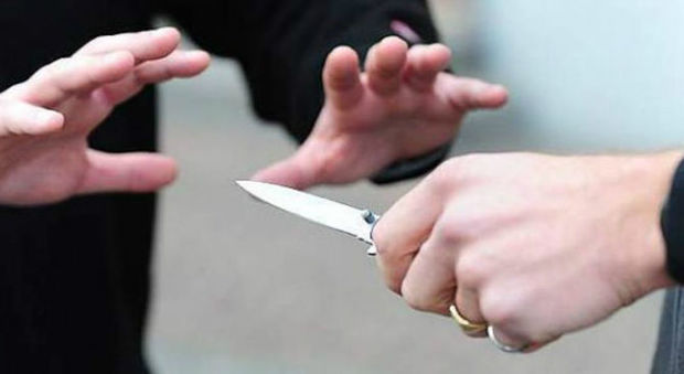 Roma, minaccia un ragazzino di 13 anni con un coltello e lo rapina sotto casa: arrestato