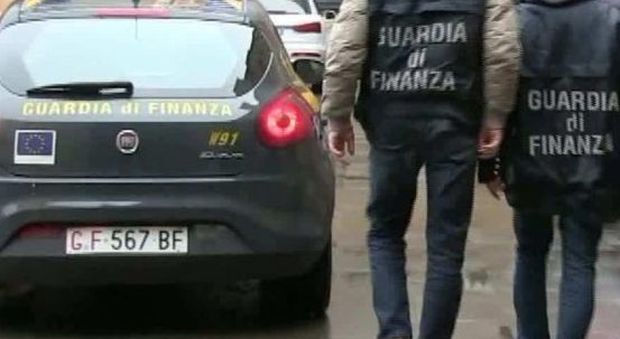 Piacenza, a prostitute con l'auto del Comune: le telecamere incastrano i furbetti del cartellino