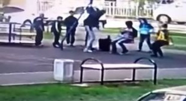 I bulli al parco insultano il figlio, papà furioso picchia i bambini