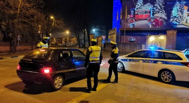 La polizia locale di Pordenone durante un controllo notturno