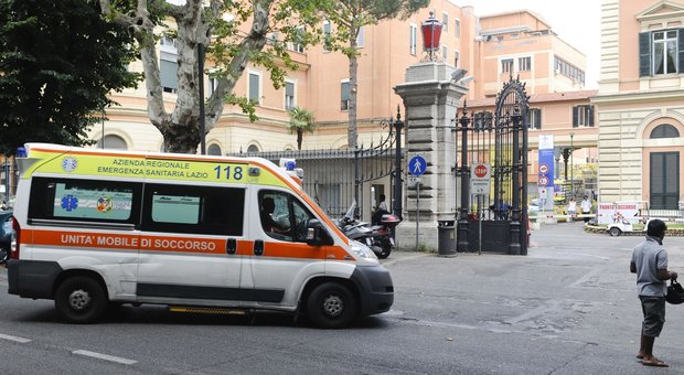 Roma, studentessa di 21 anni si dà fuoco all'ospedale Umberto I