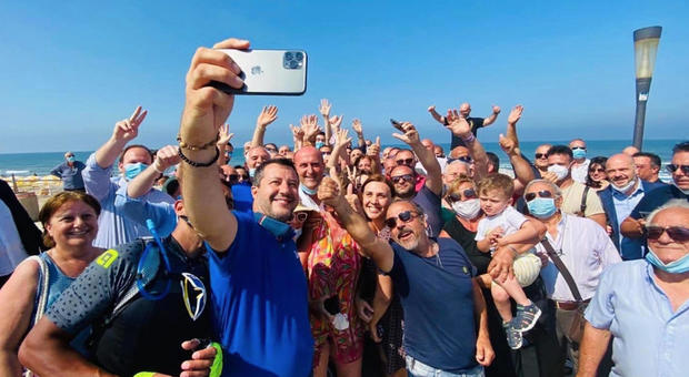 Salvini a Mondragone, il Covid è un ricordo: selfie tra la folla, tutti senza mascherina