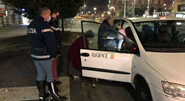Napoli, nonna perde l'autobus: i poliziotti le pagano il taxi per tornare a casa