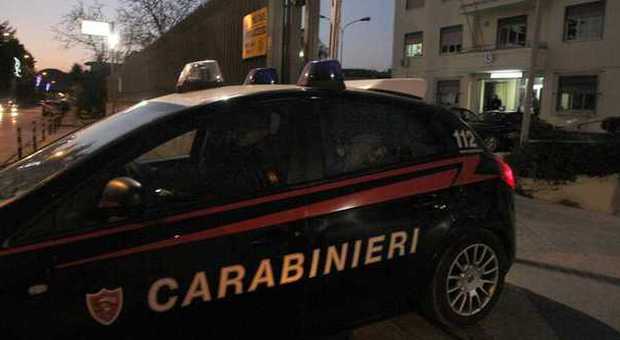 Carabinieri fermano affiliato in un'auto che andava distrutta