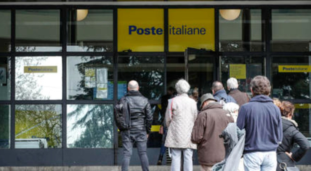 Poste Italiane, quando si paga la pensione di gennaio 2023: le date e chi avrà l'aumento