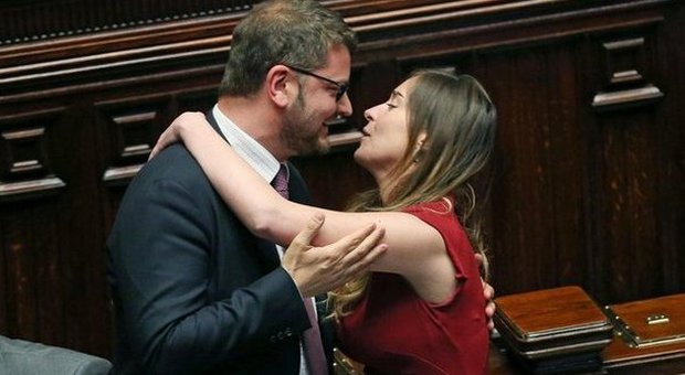 Maria Elena Boschi bacia Gennaro Migliore