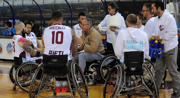 Il coach Carlo Di Giusto dà indicazioni durante un time out (Foto Itzel Cosentino)