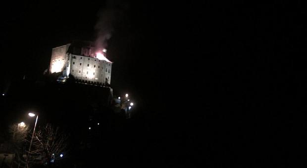 Torino, incendio nel monastero della Sacra di San Michele: in fiamme il tetto