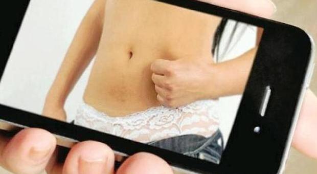 «Mettiamo la tua foto nuda online»: così gli amici ricattavano la 15enne