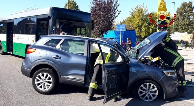 Incidente tra un Busitalia autosnodato e un'auto: 11 feriti