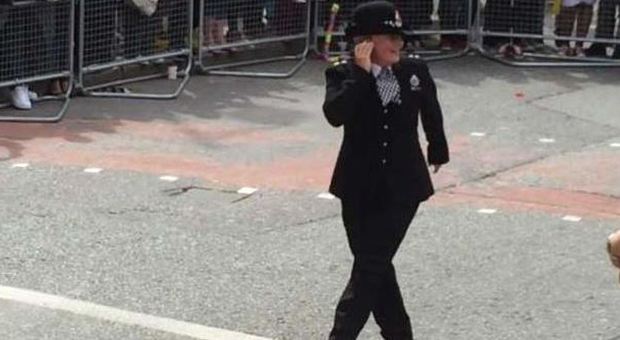Manchester, poliziotta balla "Footlose" in strada e diventa l'idolo del web