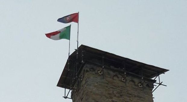 La Torre Civica con la bandiera (Foto da pagina facebook di Radio Amatrice)