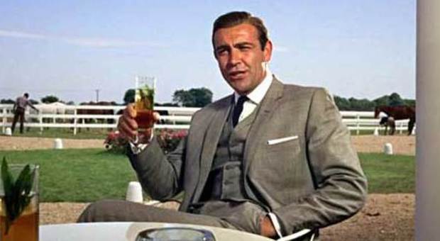 Crolla mito James Bond, troppo alcol e forse impotente