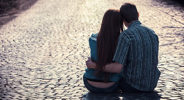 Amori malati tra i giovanissimi: "Se il partner è geloso provoca depressione". Una ragazzina su 10 ha paura del fidanzato