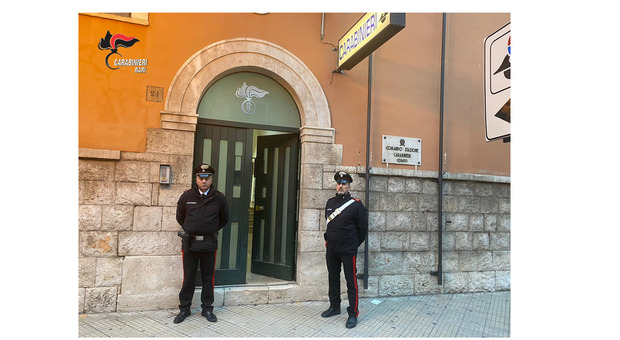 Bari, a Corato in centinaia circondano i carabinieri. Il sindaco: «Sconfitta della società civile»