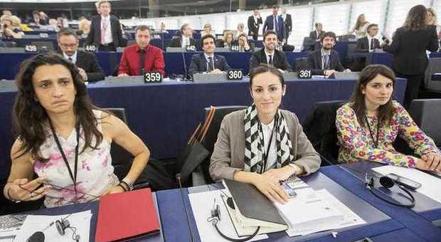 Gli europarlamentari del M5S (LaPresse)
