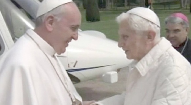 Castel Gandolfo, Papa Francesco prega con Ratzinger: «Siamo fratelli» Il video e la fotogallery