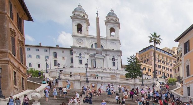 Roma, ha malore sulla scalinata di Trinità dei Monti: uomo muore tra i turisti