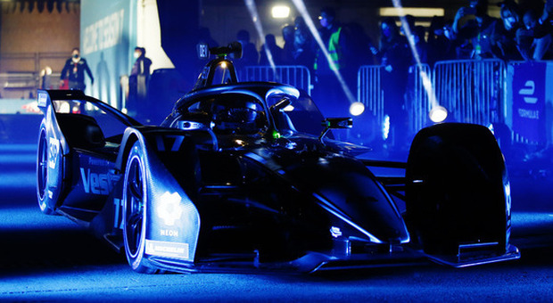 De Vries con la Mercedes vincitore di gara 1 di Formula E in Arabia Saudita