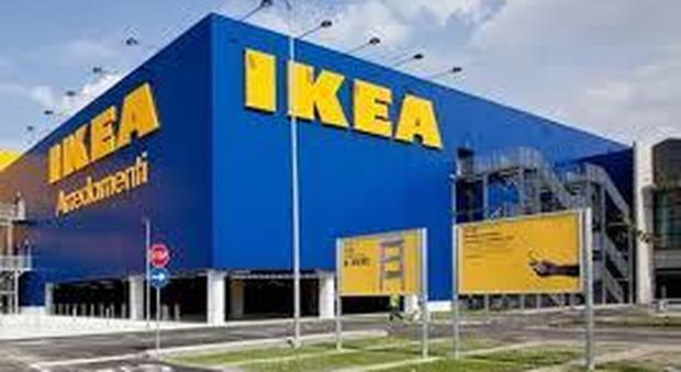 Paura all'Ikea, centinaia di clienti evacuati per un allarme. La verità arriva solo dopo ore