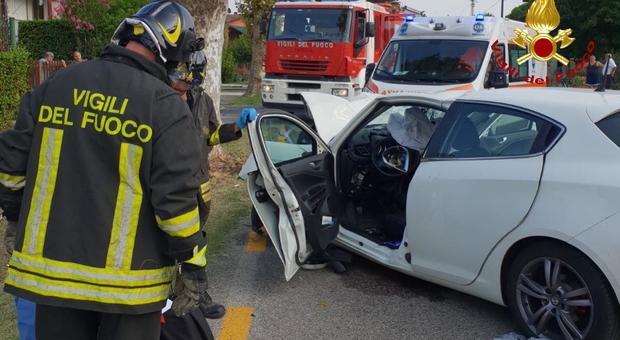 Alfa Romeo Giulietta dritta contro il platano, feriti i due giovani a bordo