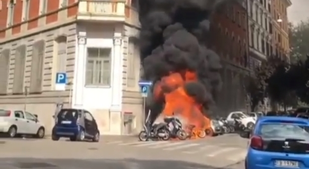 Roma, incendio a Prati vicino a un liceo romano: a fuoco nove scooter e due auto