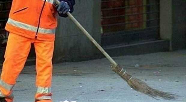 Taranto, la denuncia dei sindacati: «I lavoratori dell'igiene urbana cadono come birilli per il caldo. Condizioni vergognose»