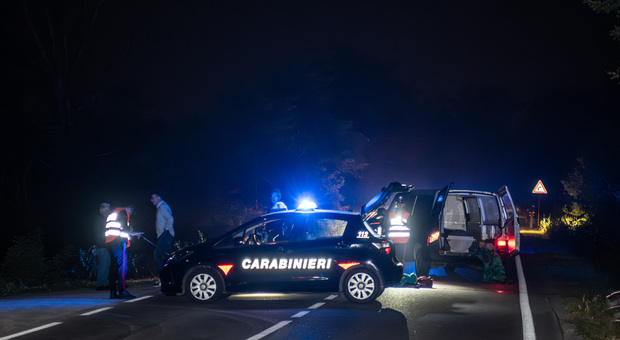 Auto travolge i carabinieri impegnati nei rilievi di un incidente stradale