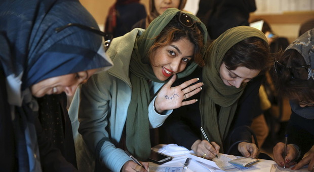 Gli iraniani alle urne, grande affluenza: l'apertura dei seggi prolungata fino a mezzanotte