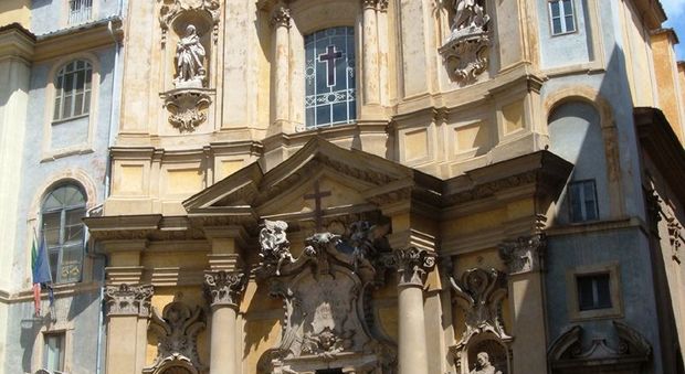 Roma, nastro adesivo e un metro metallico: così rubava le offerte nelle chiese Arrestata per furto aggravato