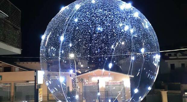 Uno dei globi di luce natalizi al quartiere Marco Simone di Guidonia