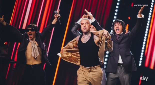 X Factor 2022, quinto live: Joėlle e Disco Club Paradiso eliminati. Fedez esulta, Ambra salva per un soffio