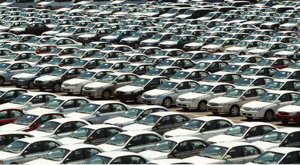 Migliaia di vetture ferme sui piazzali in attesa di essere vendute