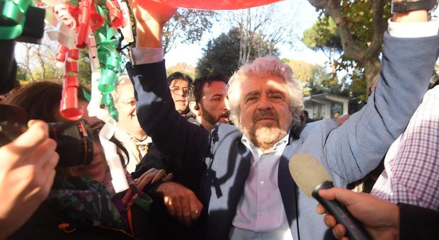 Referendum, Grillo guida il corteo per il no a Roma, scivola sui sampietrini e scherza: «Chi sistema le strade?»